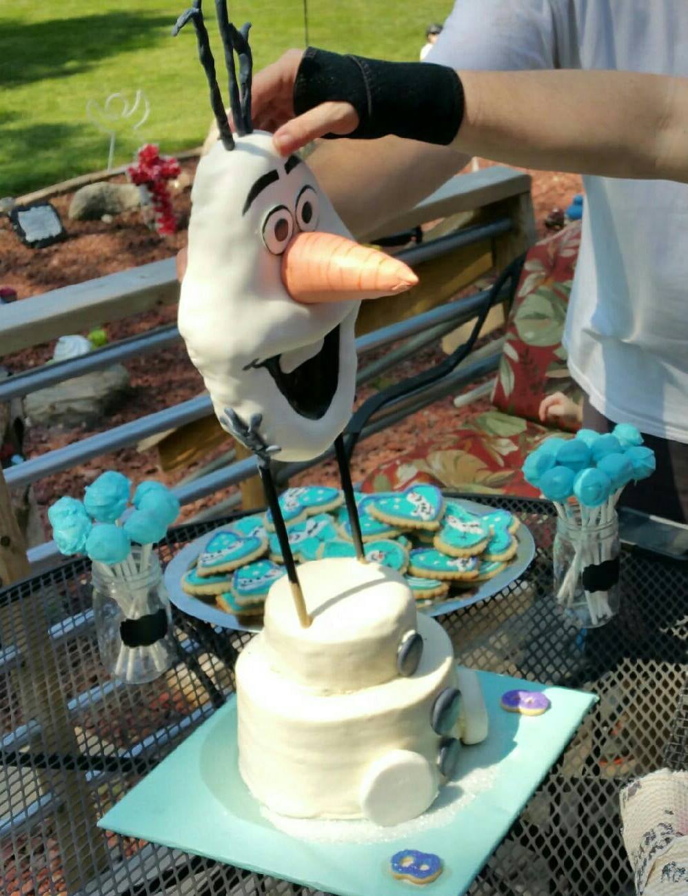 Custom frozen cake with olaf on it.
