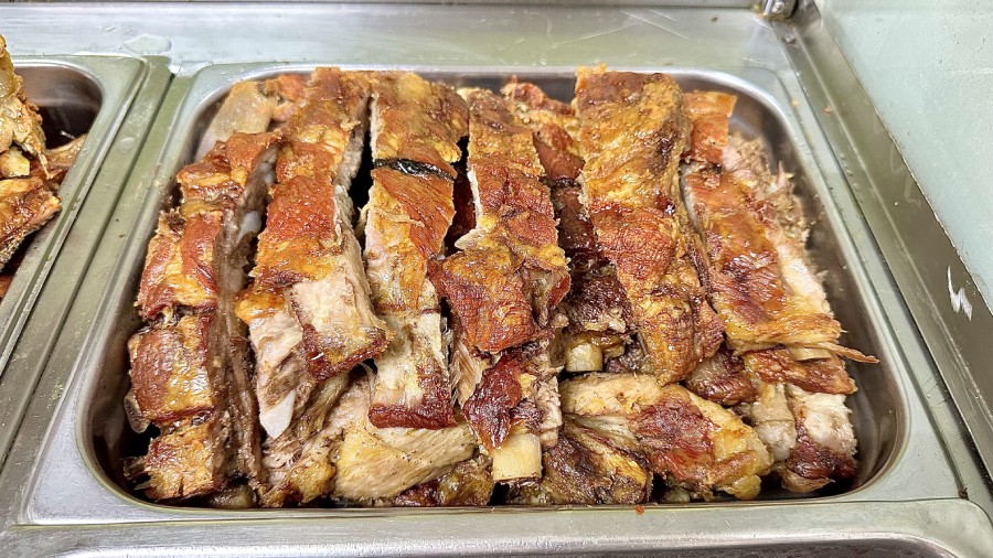 A tray of ribs in a restaurant.