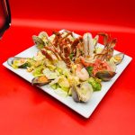 Plato de ensalada de mariscos.