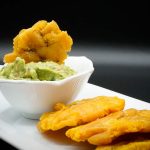 plato de guacamole con tostones.